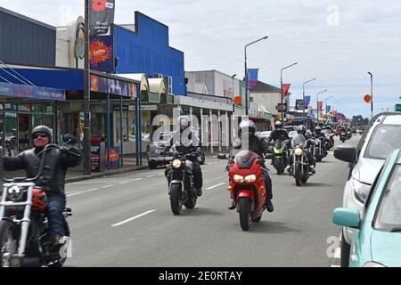 WESTPORT, NUOVA ZELANDA, 14 NOVEMBRE 2020: Motociclisti sulla strada principale di Westport sulla costa occidentale della Nuova Zelanda. Foto Stock