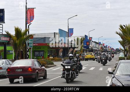 WESTPORT, NUOVA ZELANDA, 14 NOVEMBRE 2020: Motociclisti sulla strada principale di Westport sulla costa occidentale della Nuova Zelanda. Foto Stock