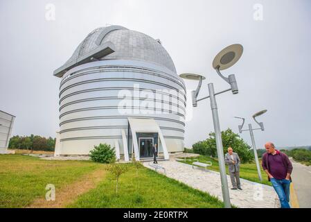 L'Osservatorio Astrofisico Shamakhi, cannocchiale riflettente di due metri nel villaggio di Pirqulu, Azerbaigian. Lo strumento è stato prodotto in Germania. Fu installato nel 1964 e divenne il primo telescopio del Caucaso meridionale. La prima osservazione con il telescopio fu fatta nel 1966. Nel 2008 il telescopio fu rimediato e l'edificio fu riparato. Foto Stock