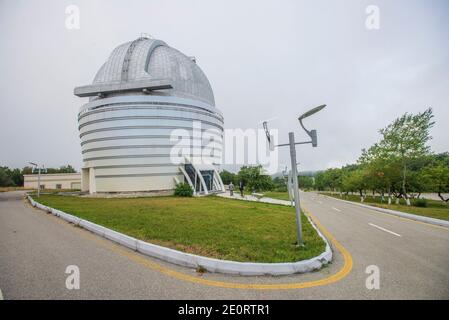 L'Osservatorio Astrofisico Shamakhi, cannocchiale riflettente di due metri nel villaggio di Pirqulu, Azerbaigian. Lo strumento è stato prodotto in Germania. Fu installato nel 1964 e divenne il primo telescopio del Caucaso meridionale. La prima osservazione con il telescopio fu fatta nel 1966. Nel 2008 il telescopio fu rimediato e l'edificio fu riparato. Foto Stock