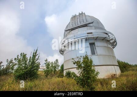 L'Osservatorio Astrofisico Shamakhi, cannocchiale riflettente di due metri nel villaggio di Pirqulu, Azerbaigian. Lo strumento è stato prodotto in Germania. Fu installato nel 1964 e divenne il primo telescopio del Caucaso meridionale. La prima osservazione con il telescopio fu fatta nel 1966. Nel 2008 il telescopio fu rimediato e l'edificio fu riparato. Foto Stock