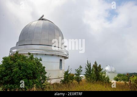 L'Osservatorio Astrofisico Shamakhi, cannocchiale riflettente di due metri nel villaggio di Pirqulu, Azerbaigian. Lo strumento è stato prodotto in Germania. Fu installato nel 1964 e divenne il primo telescopio del Caucaso meridionale. La prima osservazione con il telescopio fu fatta nel 1966. Nel 2008 il telescopio fu rimediato e l'edificio fu riparato. Foto Stock