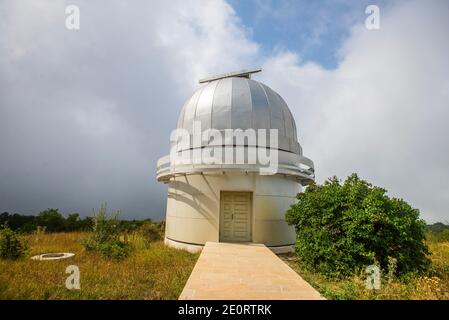 L'Osservatorio Astrofisico Shamakhi, cannocchiale riflettente di due metri nel villaggio di Pirqulu, Azerbaigian. Lo strumento è stato prodotto in Germania. Fu installato nel 1964 e divenne il primo telescopio del Caucaso meridionale. La prima osservazione con il telescopio fu fatta nel 1966. Nel 2008 il telescopio fu rimediato e l'edificio fu riparato. Foto Stock