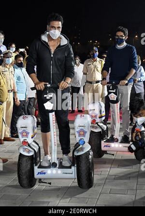 L'attore di Bollywood, Akshay Kumar, si muove su un Segway durante il lancio. Il Segway è stato lanciato per il personale di polizia per pattugliare la passeggiata sul lungomare di Worli. Foto Stock