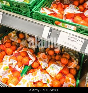 Londra UK, gennaio 02 2021, Borse di clementine o tangerini Juicy freschi e maturi Foto Stock
