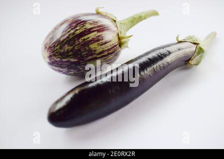 Due Brinjals uno rotondo ovale ed altro lungo. Tipi differenti di brinjals. Giardinaggio delle melanzane indiane. Foto Stock