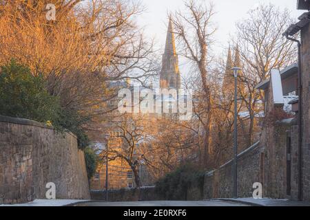 Una vista verso lo storico Dean Village e la Cattedrale di St. Mary a Edimburgo, Scozia dopo una fresca nevicata invernale. Foto Stock