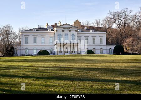 PRAGA, REPUBBLICA CECA - 26 DICEMBRE 2020: Residenza estiva nel giardino Kinsky a Mala Strana Foto Stock