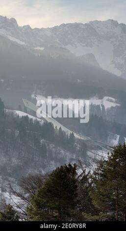 Panorama verticale di Zugspitze e Garmisch Olympic Ski Jump in inverno Foto Stock