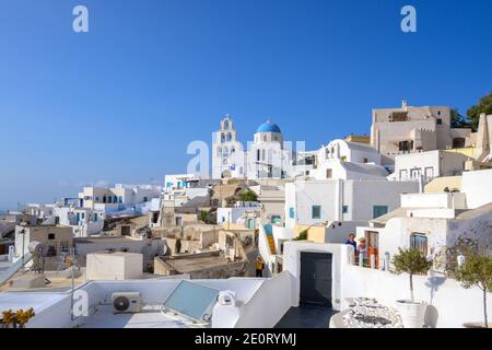 Santorini, Grecia - 18 settembre 2020: Pyrgos, il villaggio più pittoresco di Santorini. Isole CICLADI, Grecia Foto Stock