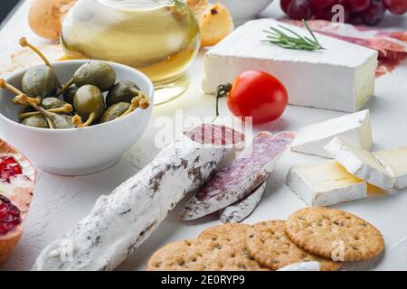 Spuntini italiani, formaggio di carne, erbe, su sfondo bianco Foto Stock