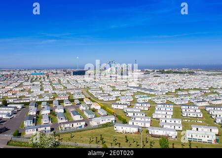 Foto aerea del parco del campeggio di Fantasy Island caravan Nel villaggio di Skegness che mostra file di roulotte e. il parco divertimenti vicino all'oceano Foto Stock