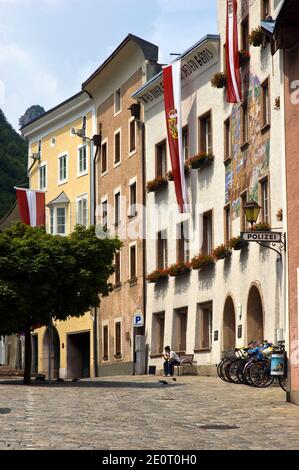 Municipio e ufficio di polizia di Hallein, una storica città austriaca conosciuta per la miniera di sale di Hallein. Foto Stock