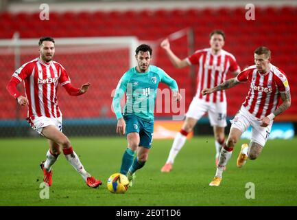 Adam Smith (centro) di AFC Bournemouth combatte per la palla con James McClean (a destra) e Nick Powell di Stoke City durante la partita del campionato Sky Bet allo stadio bet365 di Stoke. Foto Stock