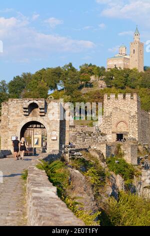 Porta principale della fortezza di Tsarevets sulla collina con lo stesso nome a Veliko Tarnovo, Bulgaria. Sopra la Cattedrale patriarcale della Santa Ascensione del Signore Foto Stock