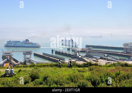 Il porto di dover è il porto a canale incrociato situato a dover, Kent, Inghilterra, Regno Unito. Banca di nebbia di mare o nebbia in canale inglese. SeaFrance e P&o traghetto Foto Stock