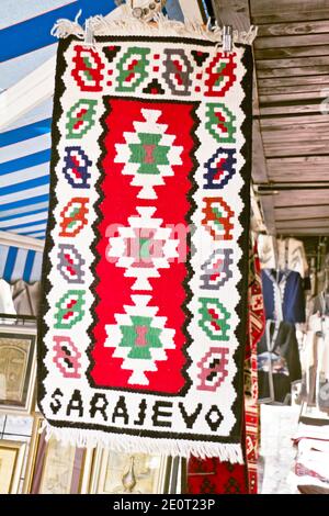 Negozio di strada per tappeti a Bascarsija, Sarajevo, Bosnia Erzegovina Foto Stock