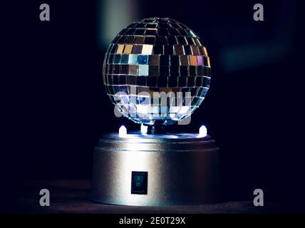Palla da discoteca brillante al buio Foto Stock