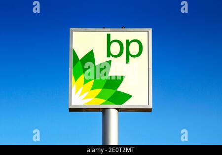 Ankara, Turchia : BP - il logo della stazione di benzina British Petroleum sopra il cielo blu. British Petroleum è una multinazionale britannica del petrolio e del gas Foto Stock