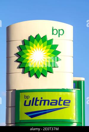 Ankara, Turchia : BP - il logo della stazione di benzina British Petroleum sopra il cielo blu. British Petroleum è una multinazionale britannica del petrolio e del gas Foto Stock