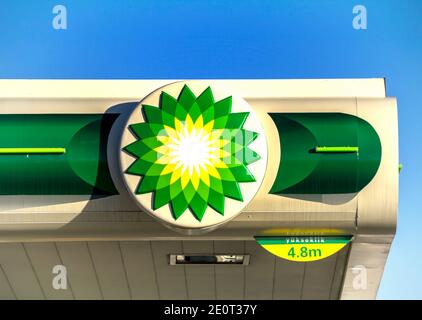 Ankara, Turchia : BP - il logo della stazione di benzina British Petroleum sopra il cielo blu. British Petroleum è una multinazionale britannica del petrolio e del gas Foto Stock