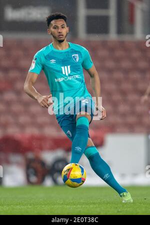 Stoke, Regno Unito. 02 gennaio 2021. 2 gennaio 2021; Bet365 Stadium, Stoke, Staffordshire, Inghilterra; campionato di calcio inglese della lega di calcio, Stoke City contro Bournemouth; Lloyd Kelly di Bournemouth attraversa la palla Credit: Action Plus Sports Images/Alamy Live News Foto Stock