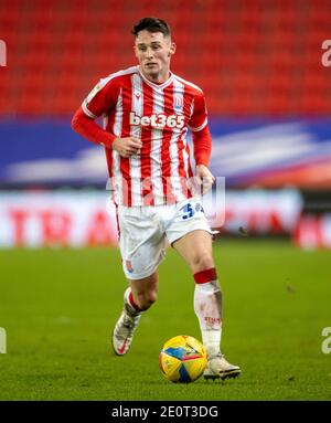 Stoke, Regno Unito. 02 gennaio 2021. 2 gennaio 2021; Bet365 Stadium, Stoke, Staffordshire, Inghilterra; Campionato di calcio inglese, Stoke City contro Bournemouth; Jordan Thompson di Stoke City Credit: Action Plus Sports Images/Alamy Live News Foto Stock