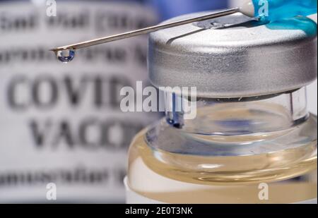 Vaccino del coronavirus Covid-19 con ago in siringa ipodermica con gocciolina di liquido sulla punta Foto Stock