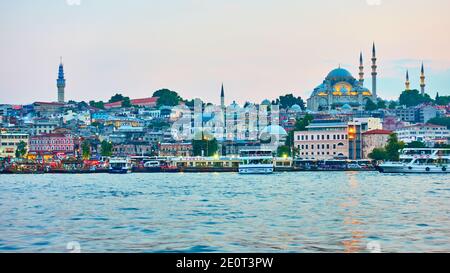 Istanbul, Turchia - 18 luglio 2018: Vista panoramica sul molo di Eminonu a Istanbul in serata Foto Stock