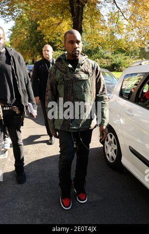 Kanye West arriva al Celine Primavera-Estate 2013 durante la Paris Fashion Week di Parigi, Francia, il 30 settembre 2012. Foto di Alban Wyters/ABACAPRESS.COM Foto Stock