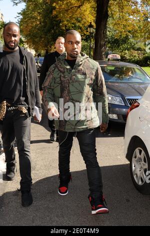 Kanye West arriva al Celine Primavera-Estate 2013 durante la Paris Fashion Week di Parigi, Francia, il 30 settembre 2012. Foto di Alban Wyters/ABACAPRESS.COM Foto Stock