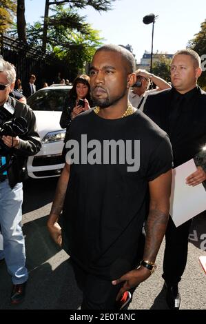 Kanye West arriva al Celine Primavera-Estate 2013 durante la Paris Fashion Week di Parigi, Francia, il 30 settembre 2012. Foto di Alban Wyters/ABACAPRESS.COM Foto Stock