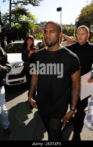 Kanye West arriva al Celine Primavera-Estate 2013 durante la Paris Fashion Week di Parigi, Francia, il 30 settembre 2012. Foto di Alban Wyters/ABACAPRESS.COM Foto Stock