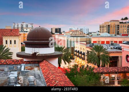 West Palm Beach, Florida, USA, città al Cityplace al mattino. Foto Stock