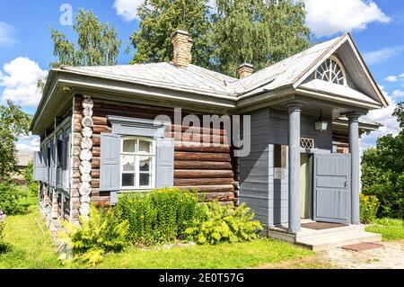 Konchansko-Suvorovskoe, Russia - 6 agosto 2020: Casa-museo del Generalissimo Alexander Suvorov vicino Borovichi in estate soleggiato giorno Foto Stock