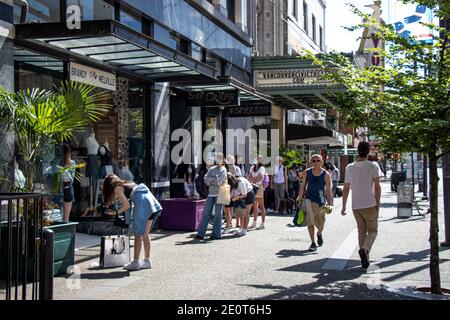 Vancouver, Canada - 29,2020 giugno: Le persone si stanno allineando per entrare a Brandy Melville Store praticare il divaricamento sociale tra di loro a causa di COVID-19.th Foto Stock