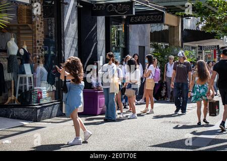 Vancouver, Canada - 29,2020 giugno: Le persone si stanno allineando per entrare a Brandy Melville Store praticare il divaricamento sociale tra di loro a causa di COVID-19.th Foto Stock