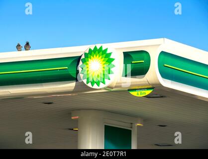 Ankara, Turchia : BP - il logo della stazione di benzina British Petroleum sopra il cielo blu. British Petroleum è una multinazionale britannica del petrolio e del gas Foto Stock