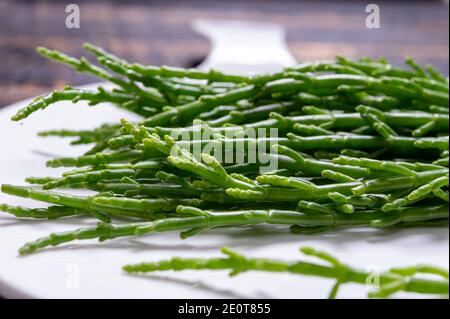 Gustosi piatti di mare vegetariani, salicornia verde cruda fresca o glasswort, alghe da vicino Foto Stock