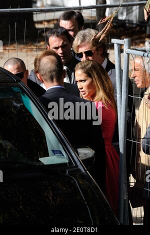 Jennifer Lopez lascia la collezione primaverile-estiva Valentino 2013 tenuta presso l'espace Ephemere des Tuileries nell'ambito della settimana della moda di Parigi, in Francia, il 2 ottobre 2012. Foto di Alban Wyters/ABACAPRESS.COM Foto Stock