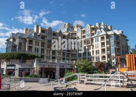 Whistler, Canada - Luglio 5,2020: Vista del Pan Pacific Whistler Mountainside Hotel in una giornata di sole Foto Stock
