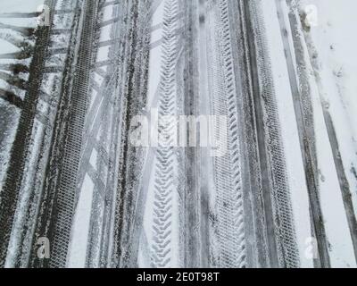 2 gennaio 2021 Londra Ontairo Canada. Piste da pneumatici invernali nella neve e nel ghiaccio. Luke Durda/Alamy Foto Stock