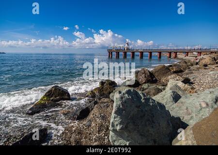 Sochi, Krasnodar Krai, Russia, 28 settembre 2019: Vista del faro decorativo dalla spiaggia di Adler in una giornata di sole. Foto Stock