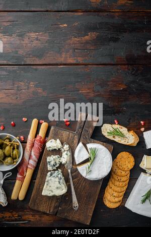 Tavola antipasti con diversi antipasti, su sfondo di legno scuro, vista dall'alto con spazio per la copia del testo Foto Stock