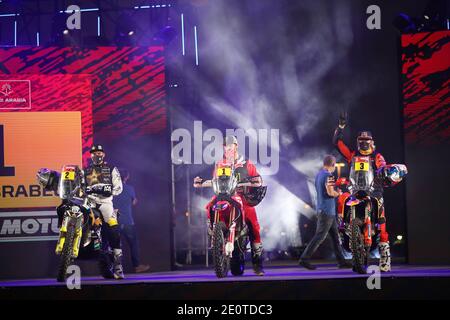 02 Quintanilla Pablo (chl), Husqvarna, Rockstar Energy Husqvarna Factory Racing, Moto, Bike, 01 Brabec Ricky (usa), Honda, Monster Energy Honda Team 2021, Motul, Moto, Bike, n. 03 Price Toby (aus), KTM, Red Bull KTM Factory Team, Moto, Bike, azione durante il podio di Dakar 2021Ã¢Â& x99; Prologh, Prologh, inizio del podio di x99 e del podio di X99 Â Arabia Saudita il 2 gennaio 2021 - Foto Julien Delfosse / DPPI / LM Foto Stock