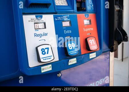 Vancouver, Canada - Luglio 13,2020: Un rack con pompe con diversi tipi di carburante alla stazione di gas esso. Foto Stock