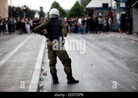 Decine di migliaia di greci stanchi di austerità sono scesi in piazza in una delle più grandi proteste degli ultimi mesi, con la polizia che ha intrapreso un’enorme operazione di sicurezza ad Atene, in Grecia, il 9 ottobre 2012, durante la visita della cancelliera tedesca Angela Merkel. La polizia ha truffato con i manifestanti e ha sparato gas lacrimogeni in risposta ai dimostranti che lanciano pietre e bombe a benzina. Per garantire la sicurezza della Merkel sono stati impiegati settemila agenti di polizia e di sicurezza, incluse unità antiterrorismo e cecchini sul tetto. Le strade nel centro di Atene sono state chiuse e i raduni vietati nel centro della città e vicino a st Foto Stock