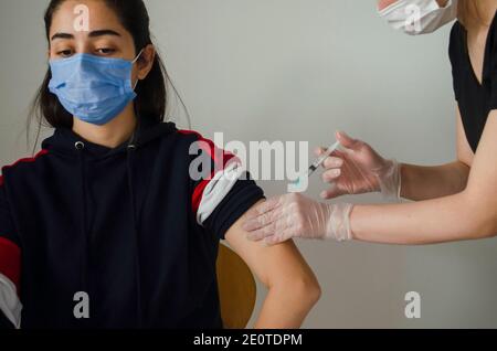 una donna che viene vaccinata Foto Stock