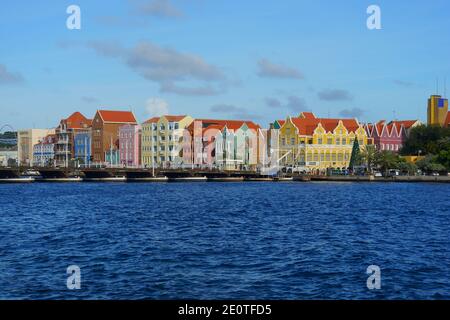 Willemstad, Curacao - 14 novembre 2018 - la vista dei colorati edifici lungo la Baia di Sant'Anna durante il giorno Foto Stock