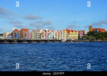 Willemstad, Curacao - 14 novembre 2018 - la vista dei colorati edifici lungo la Baia di Sant'Anna durante il giorno Foto Stock